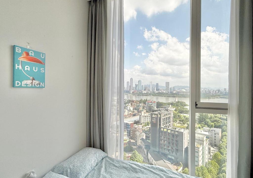 Hapjeong-dong Apartment | 아름다운 여의도한강뷰 홍대역9분 합정역1분 한강공원5분 올리브영1분 2Qbed