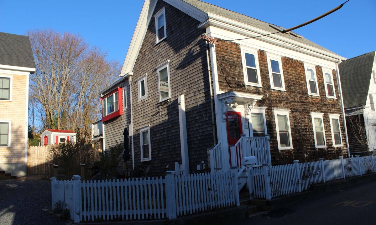 Provincetown House | 1.5 Blocks to Bay Beach & Pier! Huge 5BR w/4 Kings & 4-Car Pkg, Private Yard.