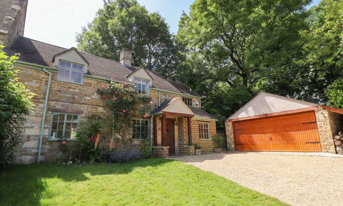 Moreton-in-Marsh Cottage | 1 THE LANE, pet friendly, with a garden in Chipping Norton