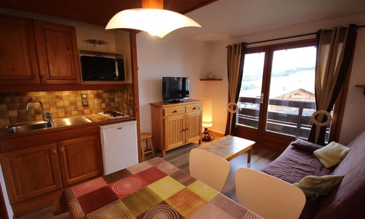 Les Saisies Apartment | 100m from ski slopes, 1st floor, view ski slopes, balcony, tv, ski locker, 22m², Les Saisies
