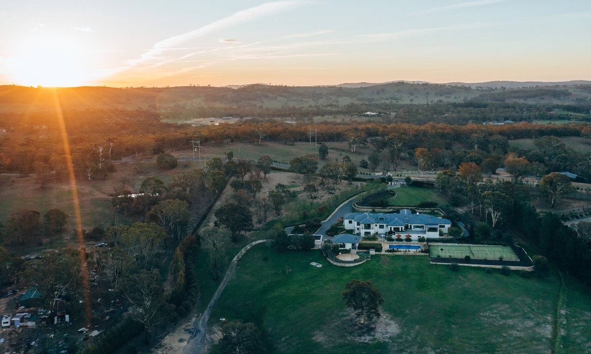 Sutton House | 11 Acres Luxury Estate - 15 mins to Canberra!