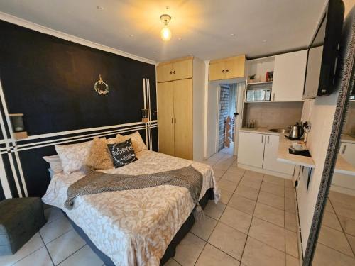 Grassy Park Apartment | 12 on lake Grassy Park