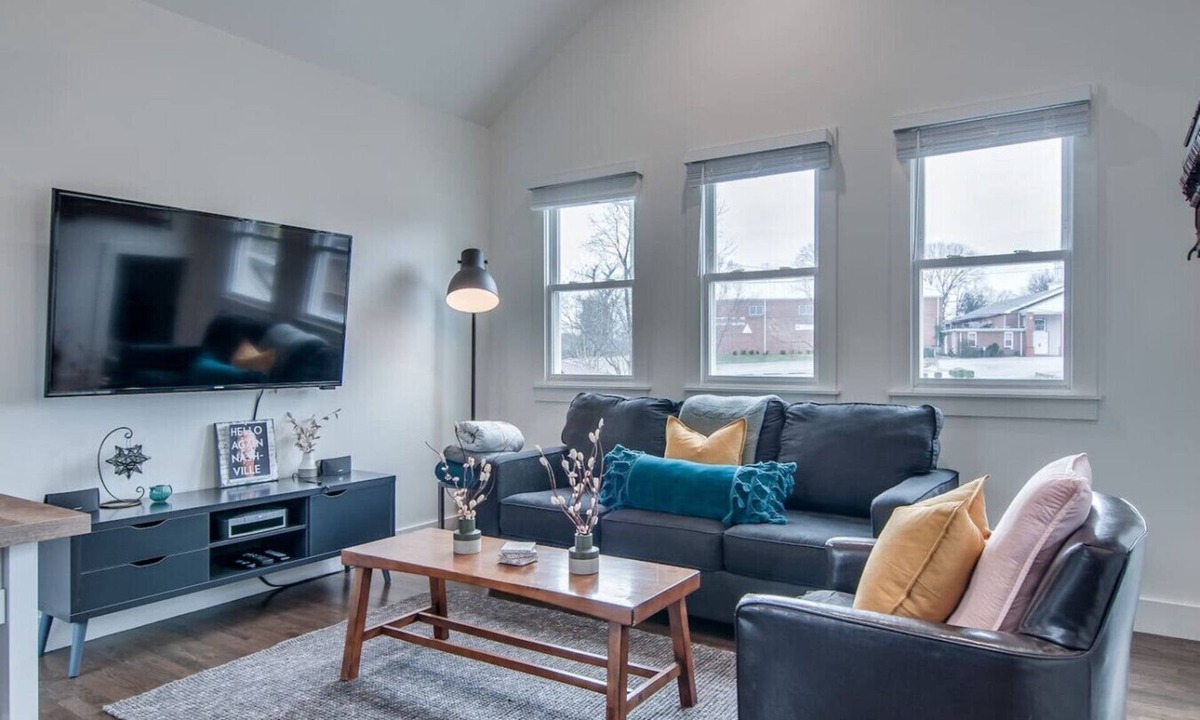 Historic Waverly House | 12 South Loft Walk to Coffee/Murals + King Bed