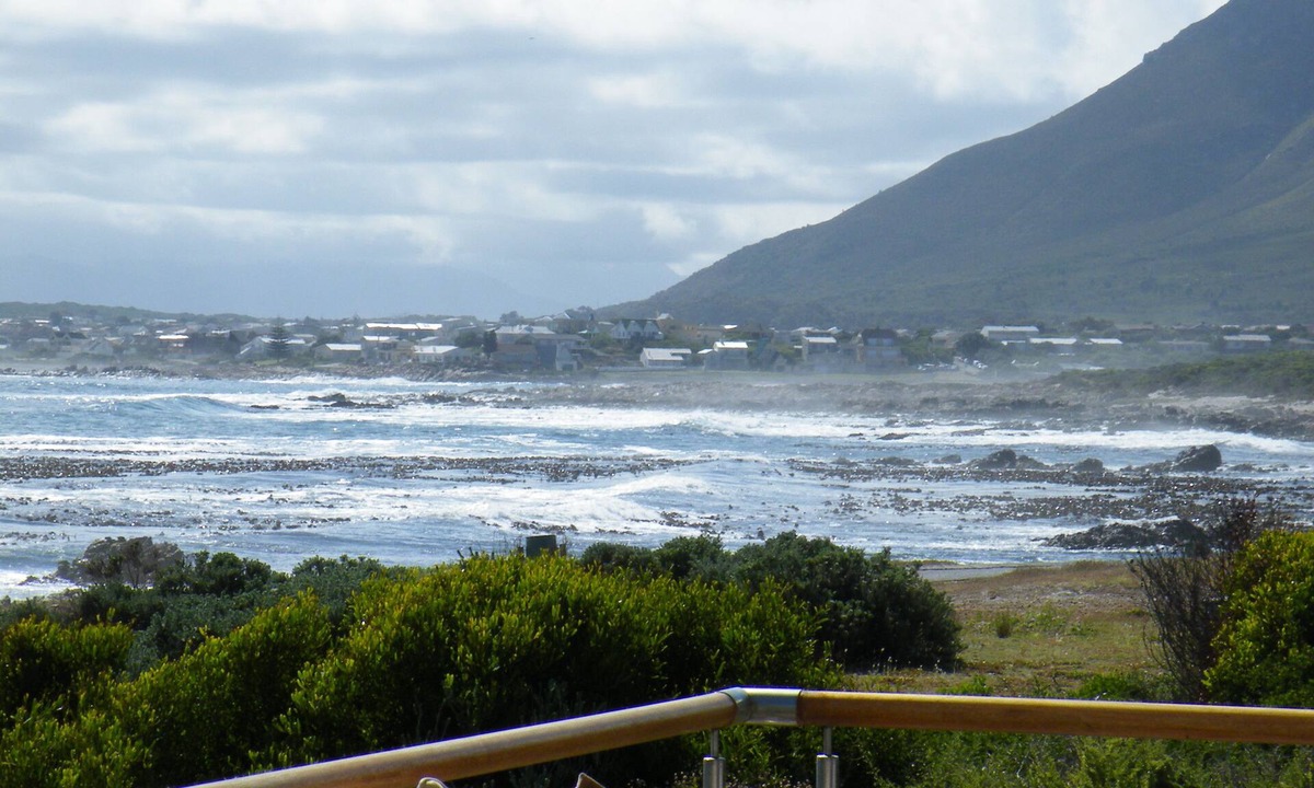 Sandbaai House | 138 Marine Beachfront Guesthouse