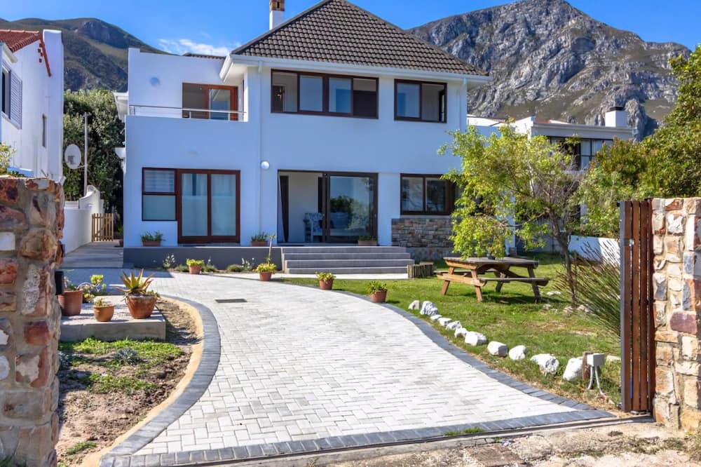 Voelklip Apartment | 144 on 10th | Voelklip Home | Sea & Mountain Views