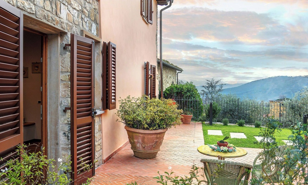 Prato House | 1800s farmhouse among olive trees near Cerreto