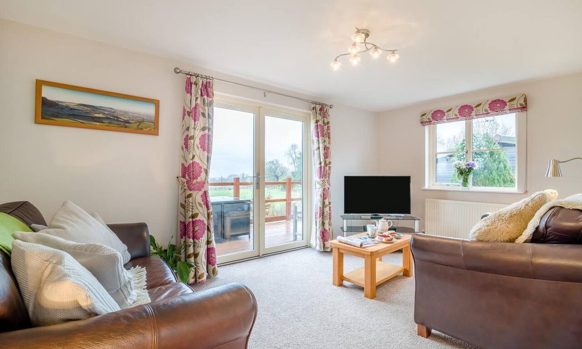 Dursley Ski Chalet | 2 Bed in Coaley (oc-s34729)