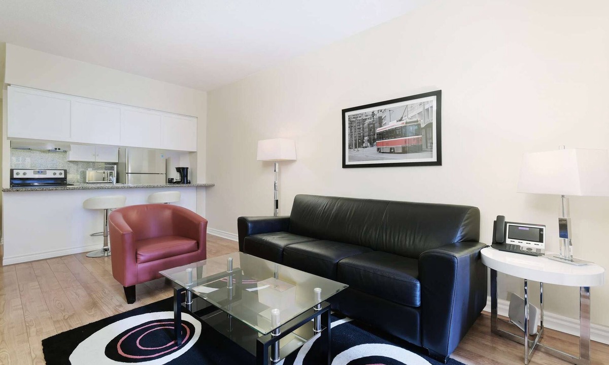 Toronto Entertainment District Apartment | 2 Bedroom/1 Bathroom Jr. Suite