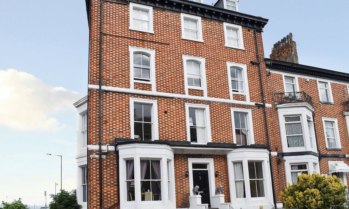 West Cliff Cottage | 2 bedroom accommodation in Whitby