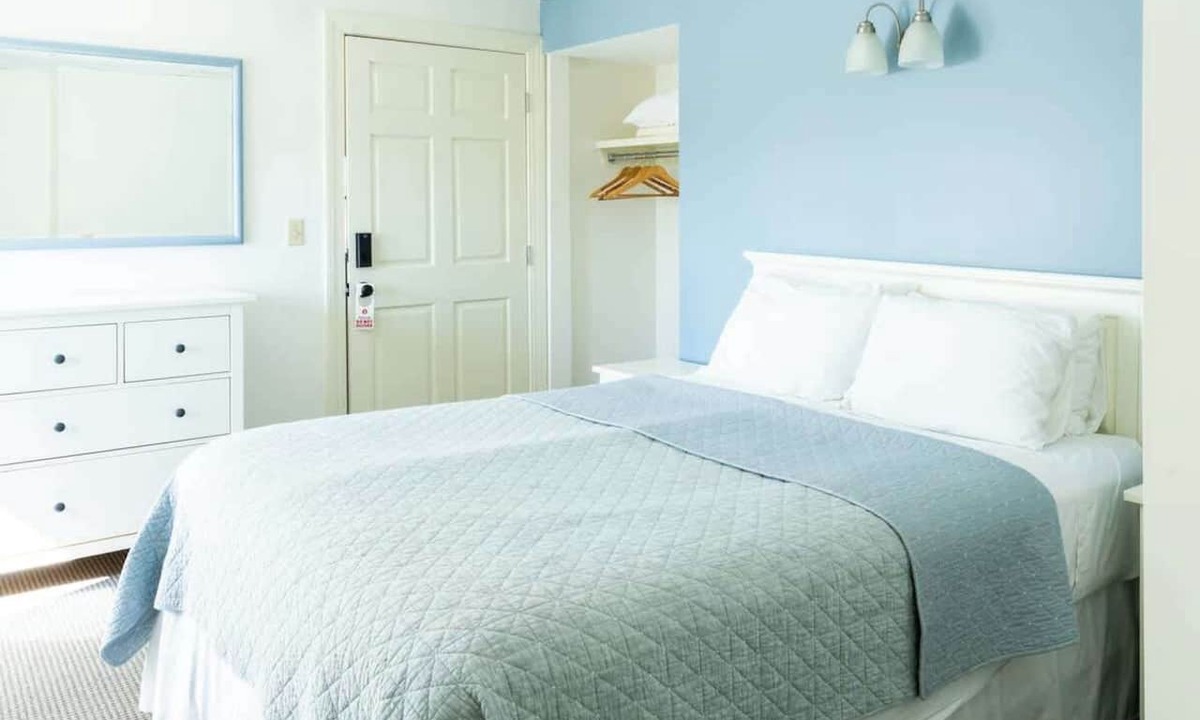 Middletown Hotel | #2 | Comfy Room w/Queen-bed