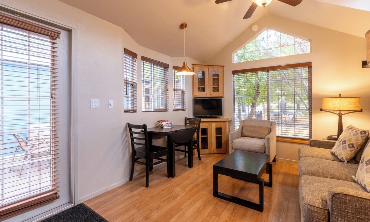 Napa Hotel | 2 Elegant Units | Free Parking | Outdoor Pool | Napa Valley Wine Train – 0.8 mi