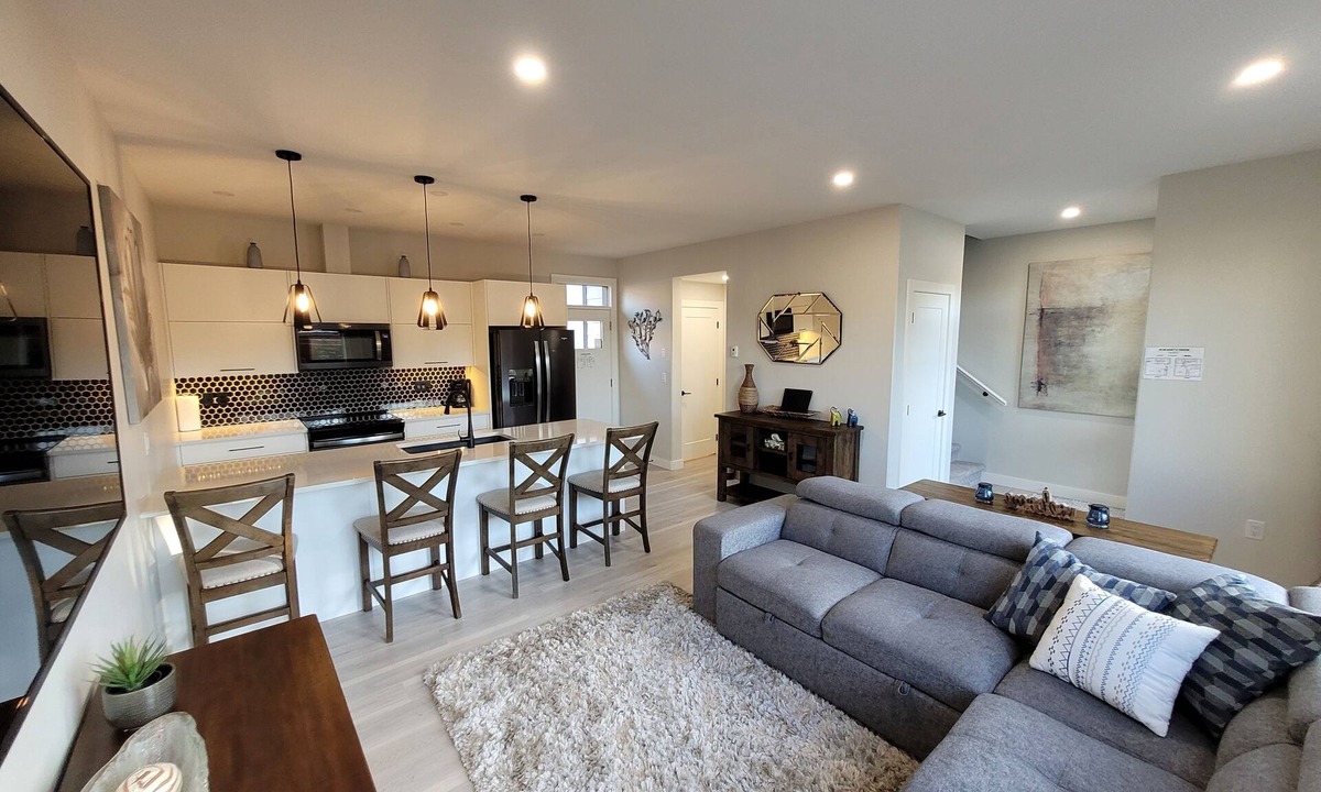 Okanagan-Similkameen House | 2-Min Lake Stroll: Chic 2-Bed Downtown Gem!r r