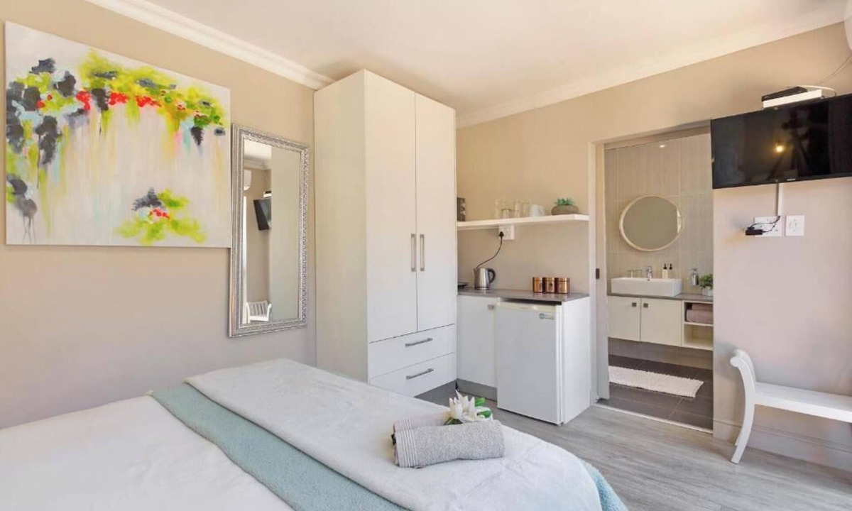 Tokai House | 2 On Lismore Guesthouse 11