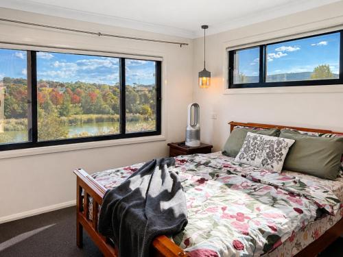 Moncrieff House | 2-Storey 5BR House - Family, Pets & Pond Views
