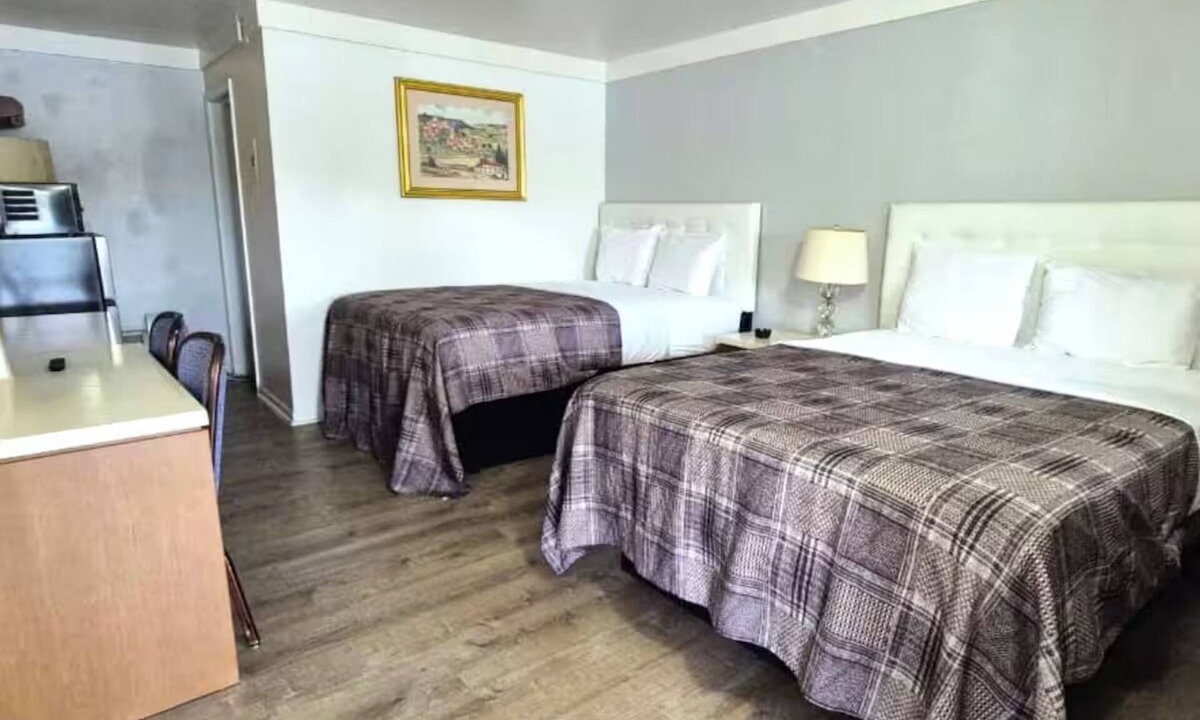 South Holland Hotel | 2 Stylish Rooms Close to Green Lake, Pet-Friendly & w/Free Parking