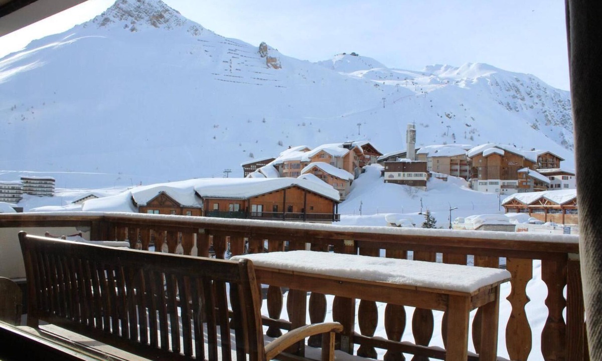 Les Almes Apartment | 200m from resort center, view mountain, terrace, tv, ski locker, 70m², Tignes