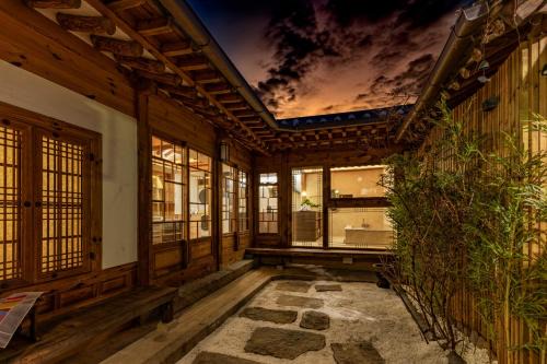 Hyehwa House | 2026년 신축 독채 한옥 시원한 실내 특대형 자쿠지 프라이빗한 정원 hanok 무료주차
