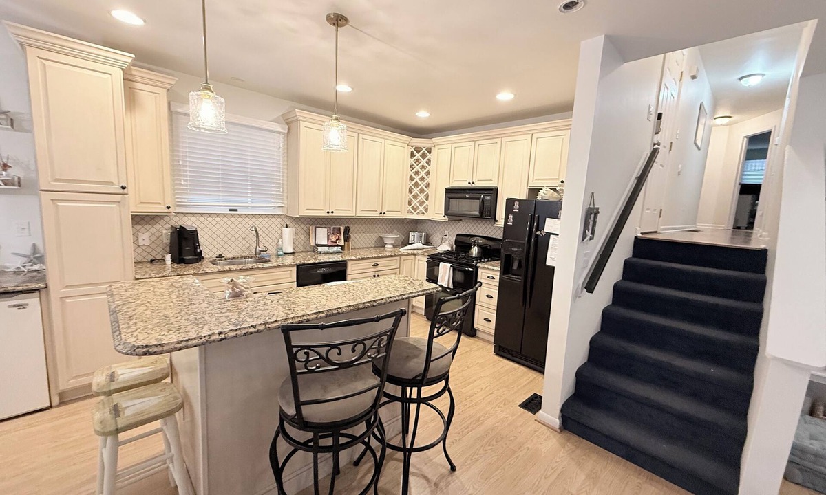 Gold Coast Condo | 23RD & ASBURY - TOO CUTE 3 BR 2 BATH- Goldcoast area! Free linens for 7+ booked