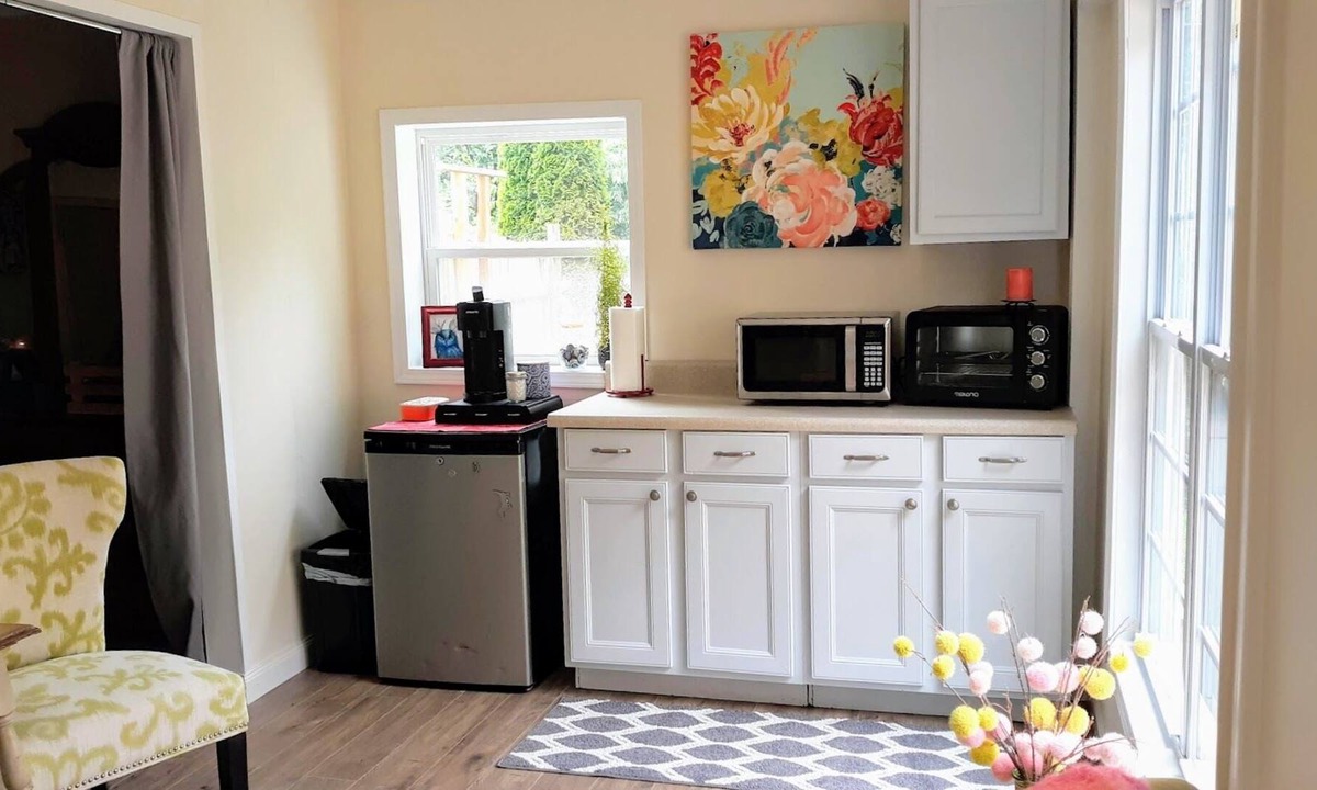 Wilkesboro House | 25mins to Blue Ridge Parkway Colorful Guest Space!