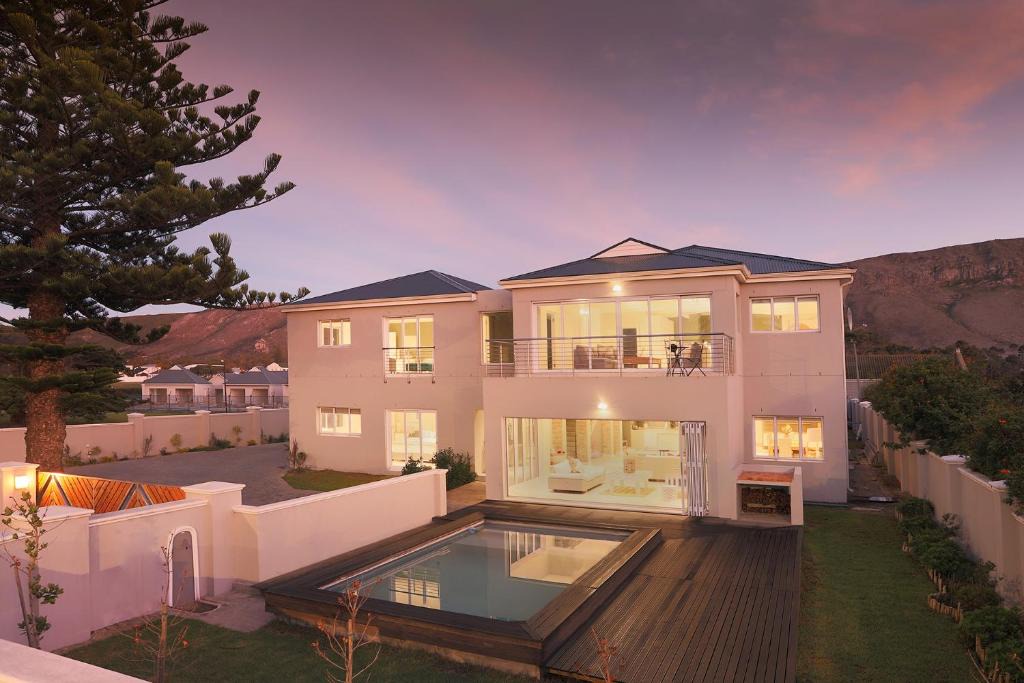 Eastcliff Villa | 269 on Main Holiday Home