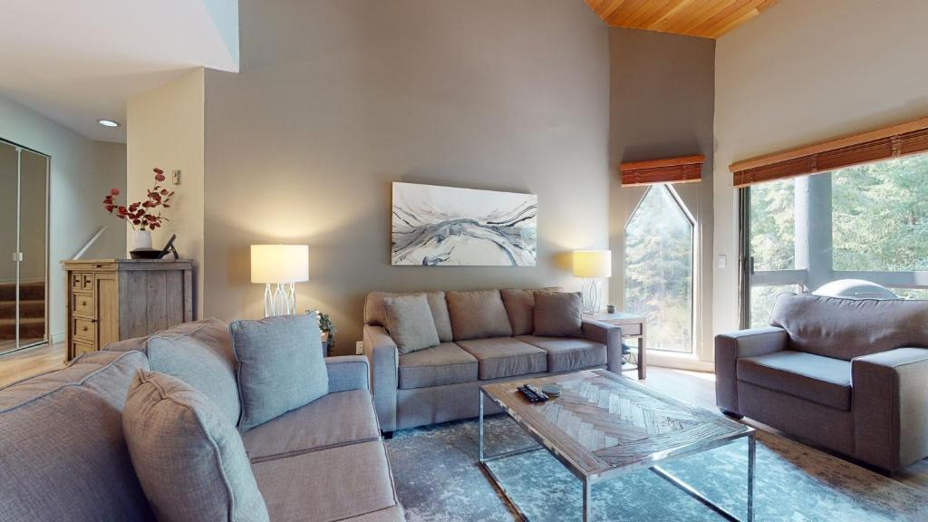 Blueberry Hill House | 2BR in Ironwood, Fireplace, Common Area Hot Tub, Private Patio, Parking
