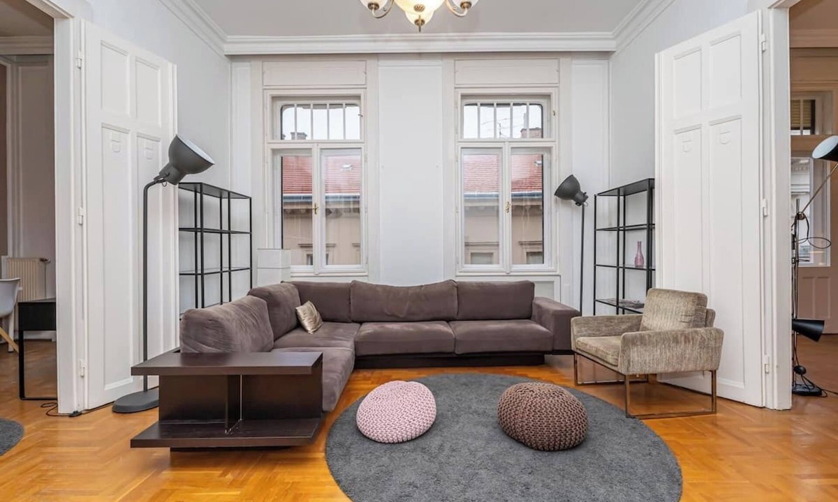Inner City Budapest Apartment | 3 BDR Heart of Budapest Central Apartment