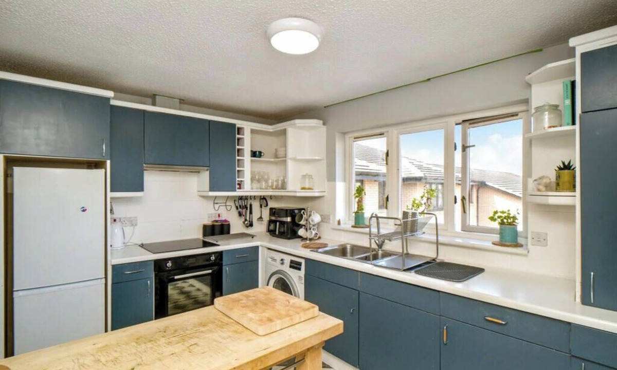 Comely Bank Apartment | 3 bed central location and private access to entire property.