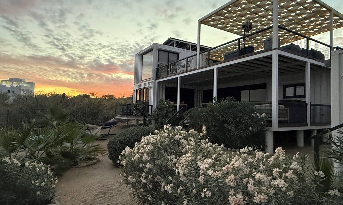 El Sargento House | 3 bedroom, 3 bath premium stylish shipping container home. Game room w/darts, shuffleboard, video game cabinet, Infinity game table, new 8 person hot tub, multiple decks w/firepits, fast Wifi (250 mb+)w/Starlink backup. Free use of two SUPs.