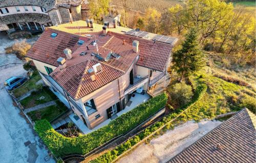 Peglio Apartment | 3 Bedroom Awesome Apartment In Peglio