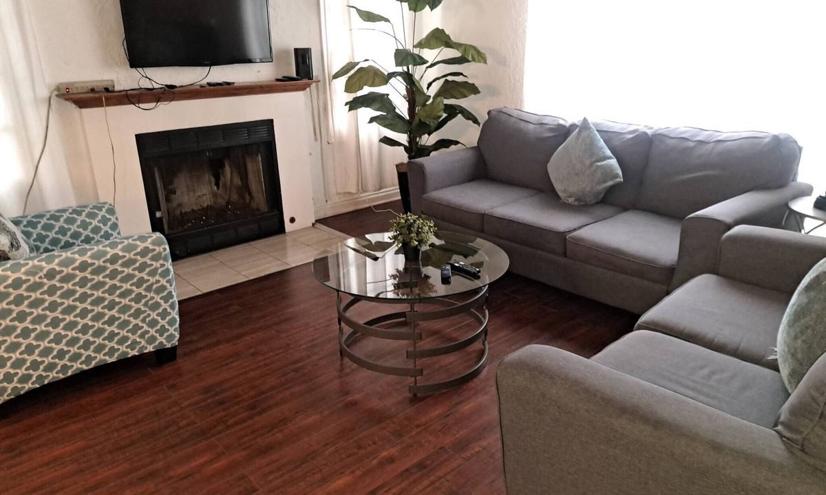 Beverly Hills Apartment | 3 bedroom plus 2 baths in Beverly hills