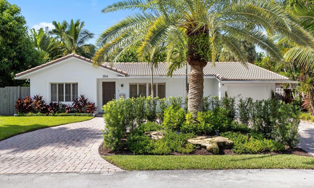 Dolphin Isles House | 3 minutes walk to the Beach Family Vacation Home with Private Pool and Jacuzzi