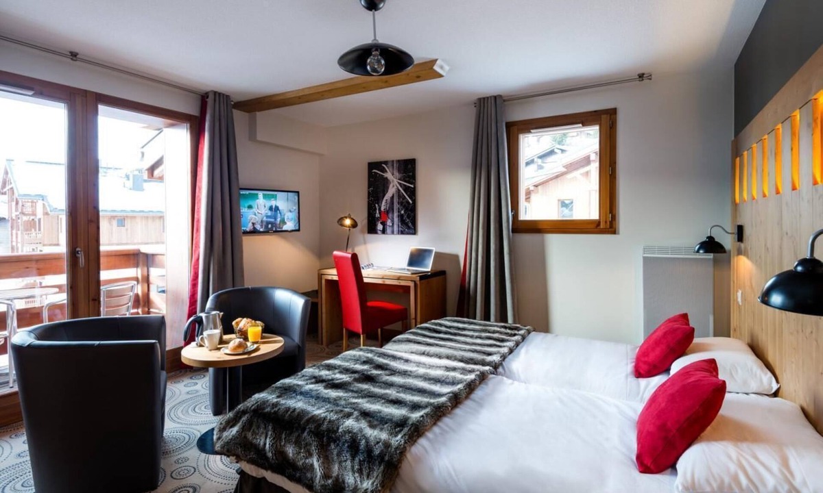 Les Saisies Apartment | 300m from shops, fitness, swimming pool, sauna, hammam, terrace, balcony, tv, ski locker, 50m²