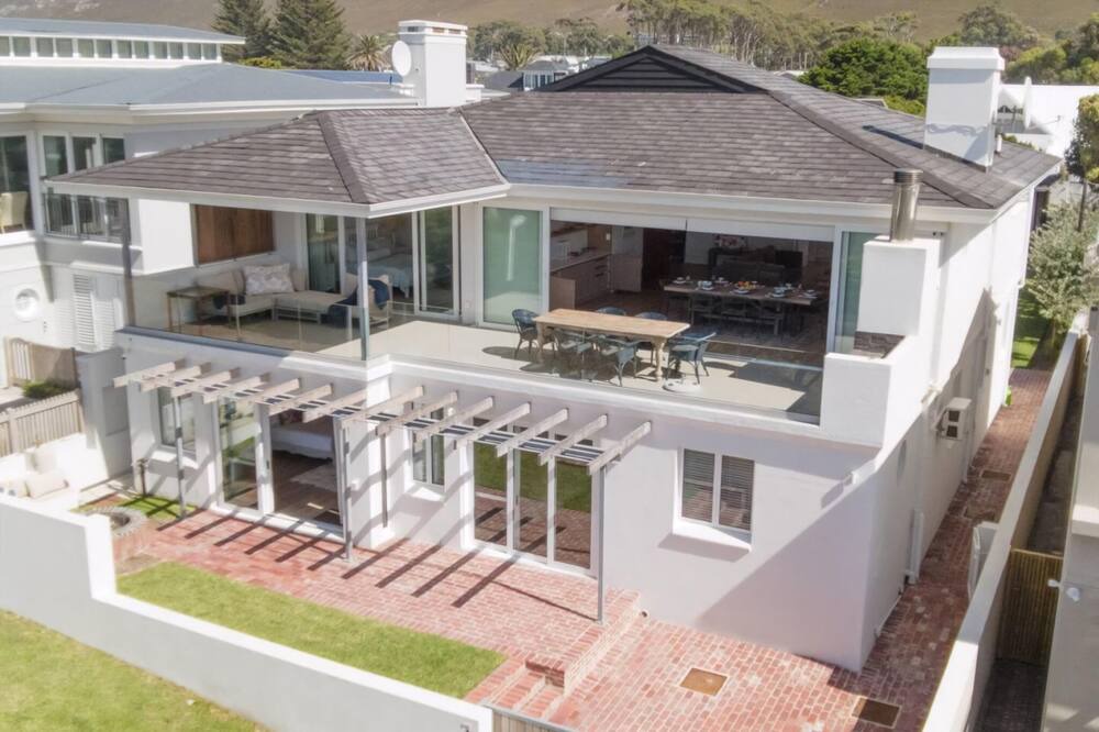 Fernkloof Villa | 34 Mossel River 8 | Sleeps 8 | Ocean Views | Pool