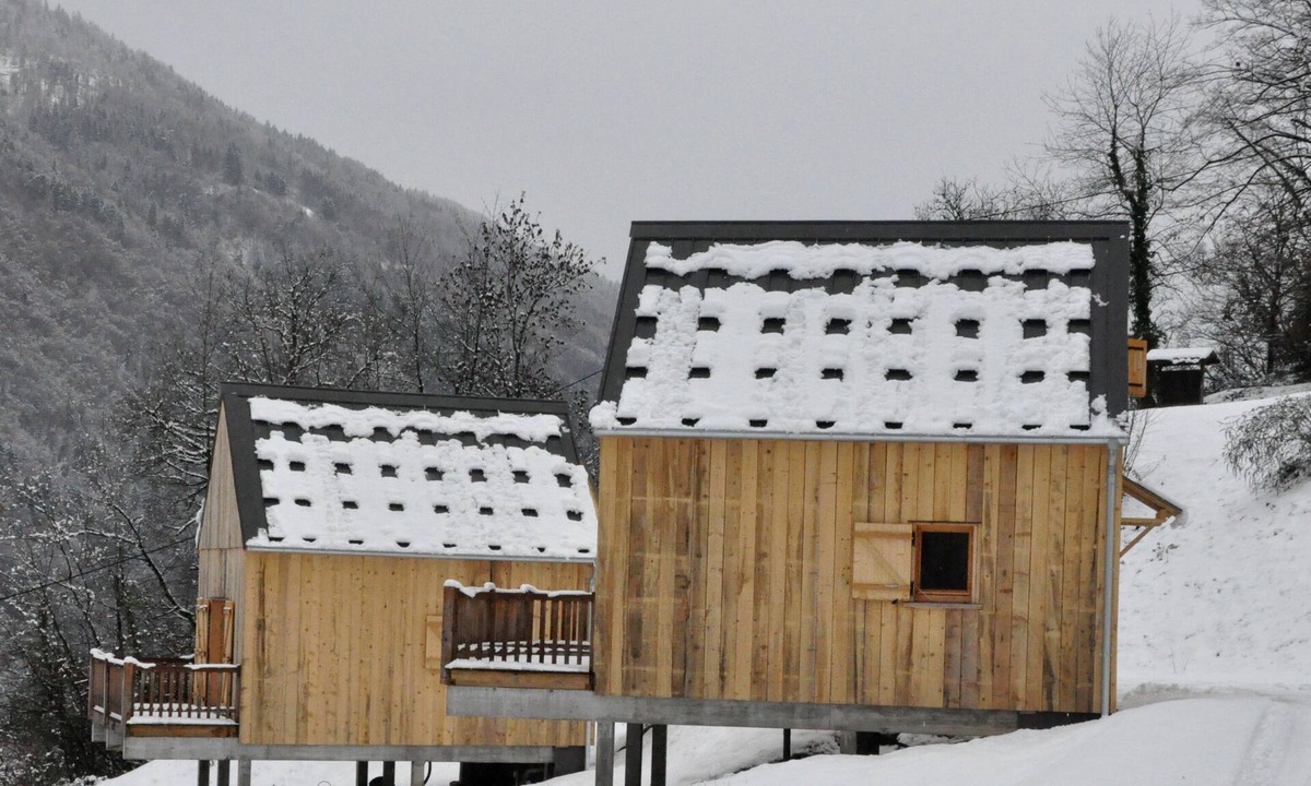 Queige Ski Chalet | 35 m² detached wooden chalet with terrace overlooking the mountains