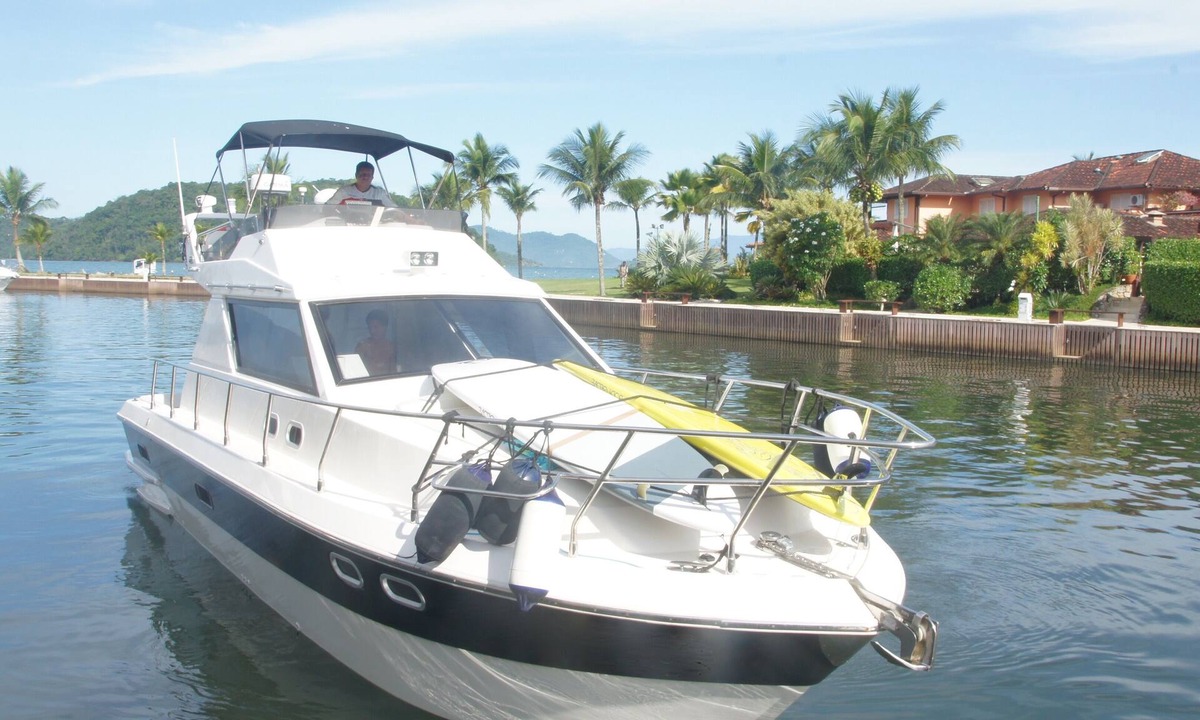 Angra dos Reis Boat Rental | 36-foot speedboat for private tours, accommodating up to 12 passengers.