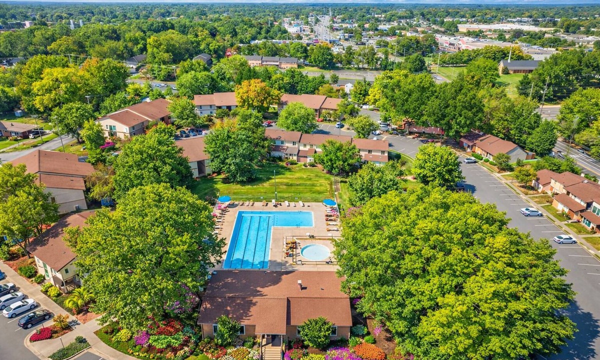 High Point Condo | 3BR/2 bath Condo Near Downtown High Point and High point University sleeps 6
