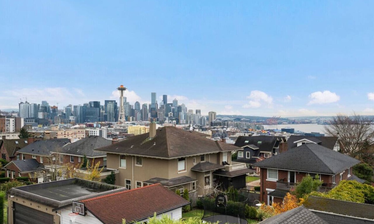Lower Queen Anne House | 3BR 3BA Kerry Park Retreat in Queen Anne, Near Stadium