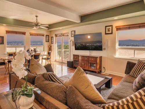 Thousand Oaks House | 3BR Mountain Retreat with 2 Executive Suites & Scenic Views Sleeps 6