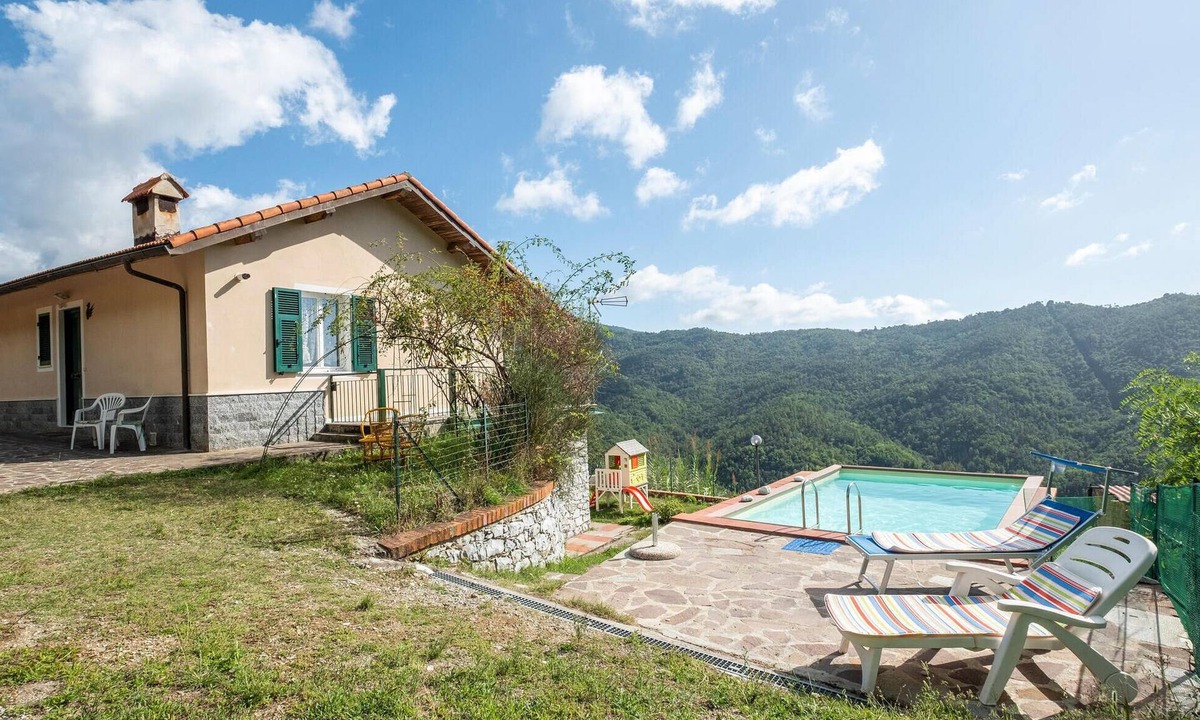 Castiglione Chiavarese House | 4 bedroom awesome home in Castiglione Chiavarese