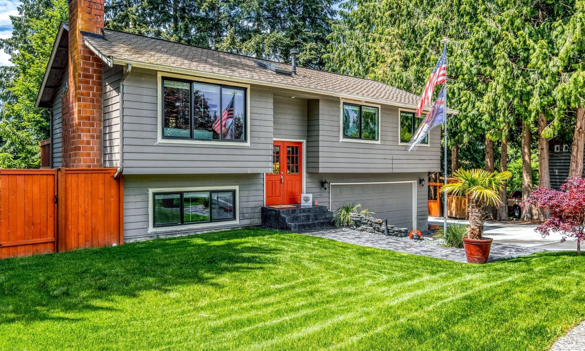 Kingsgate House | 4 Bedroom Sleep 8 Mt Rainier Views Hot Tub Huge Fenced Yard Valley View with AC