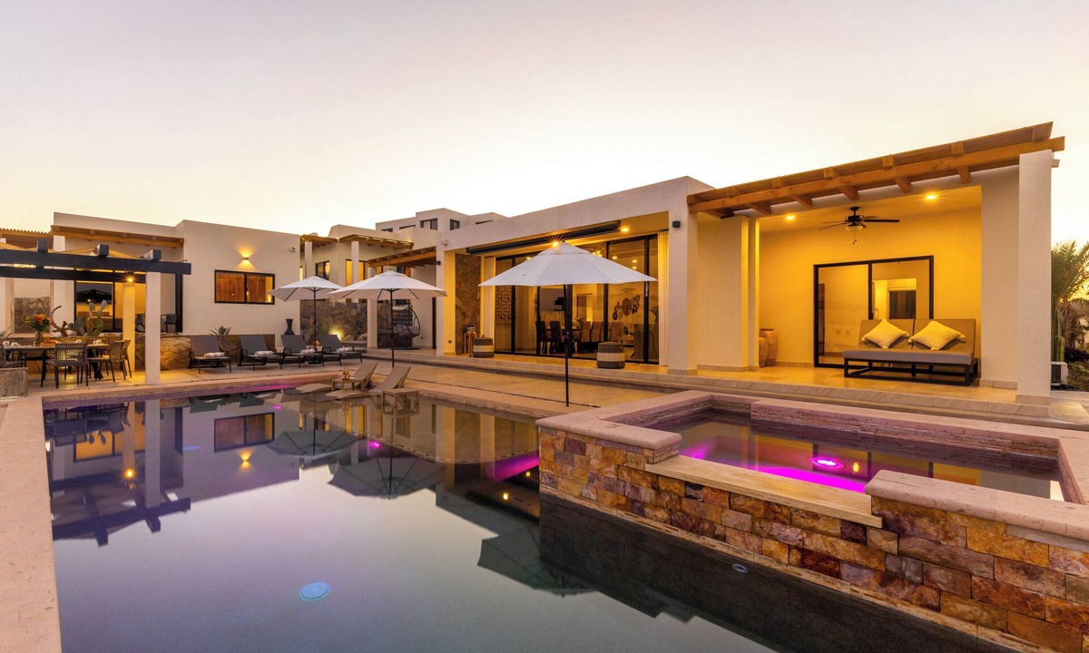 Buzzards House | 4-Villa Estate: Steps to Beach ~ 3Mi Flora Farms ~ 180° Ocean Views ~ Pool