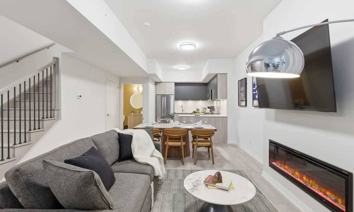 Toronto Entertainment District Apartment | 4BR DTWN Aparthotel | Sleeps 10 - Steps to TIFF