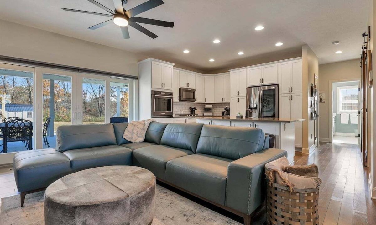 Logan House | 5BR Hilltop Homestead! Massage Chair! Hot Tub!
