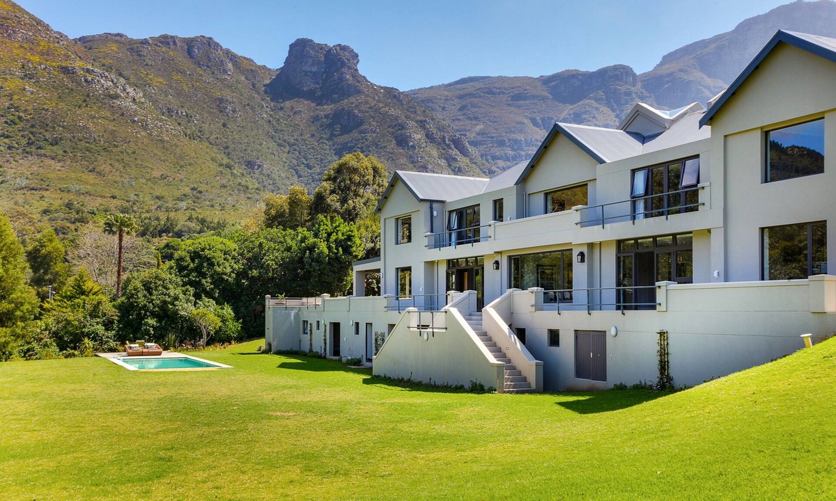 Constantia House | 6/7 bedroom spacious Bishopscourt home. Fun for the whole family.Exquiste views.