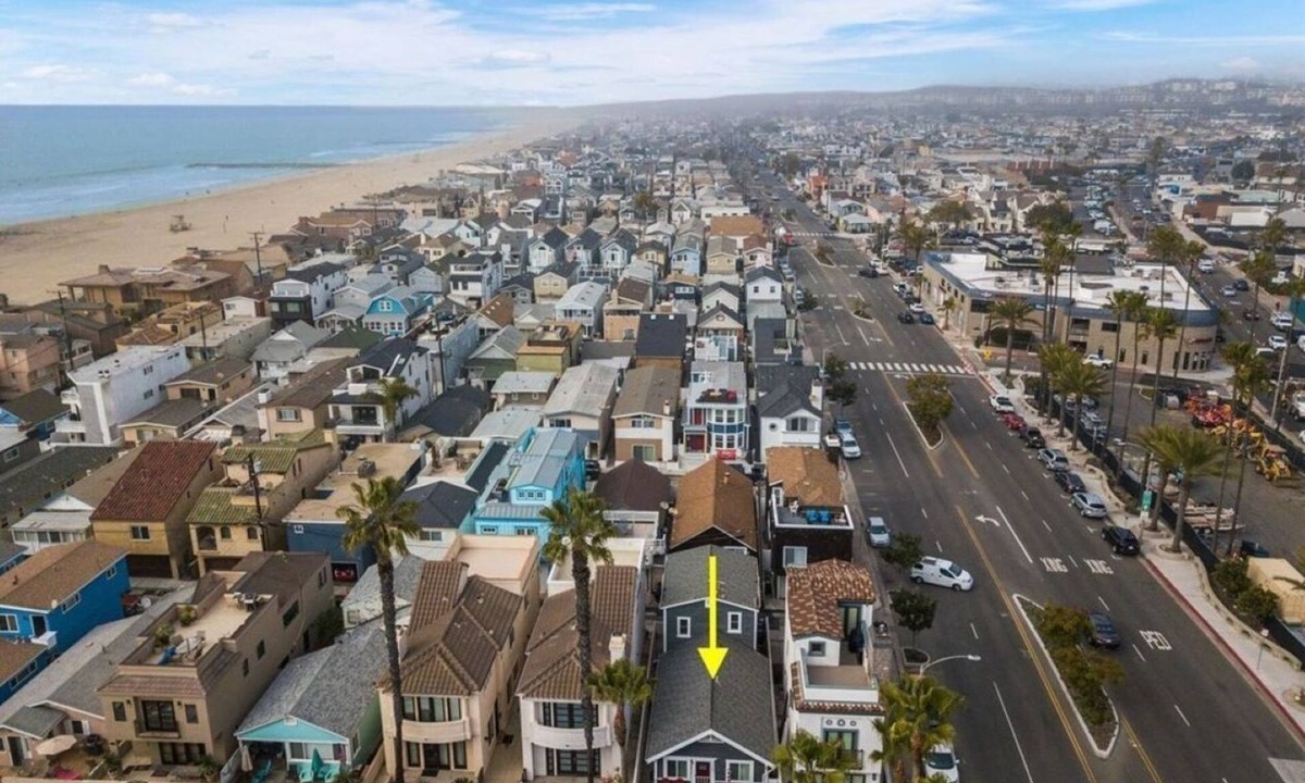 West Newport Apartment | 6 Houses from the Beach; It’s all about the location; "Beaching It"