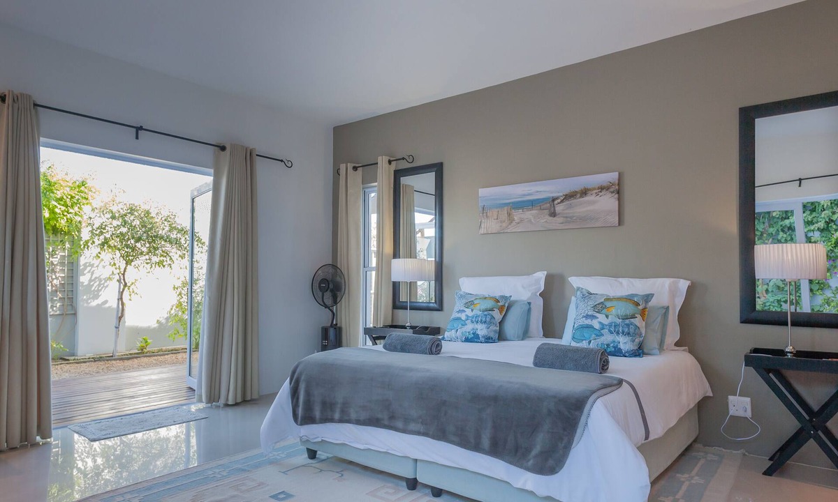Kommetjie Cottage | A Cottage 2 min stroll to the beach. A POOL and full SOLAR power