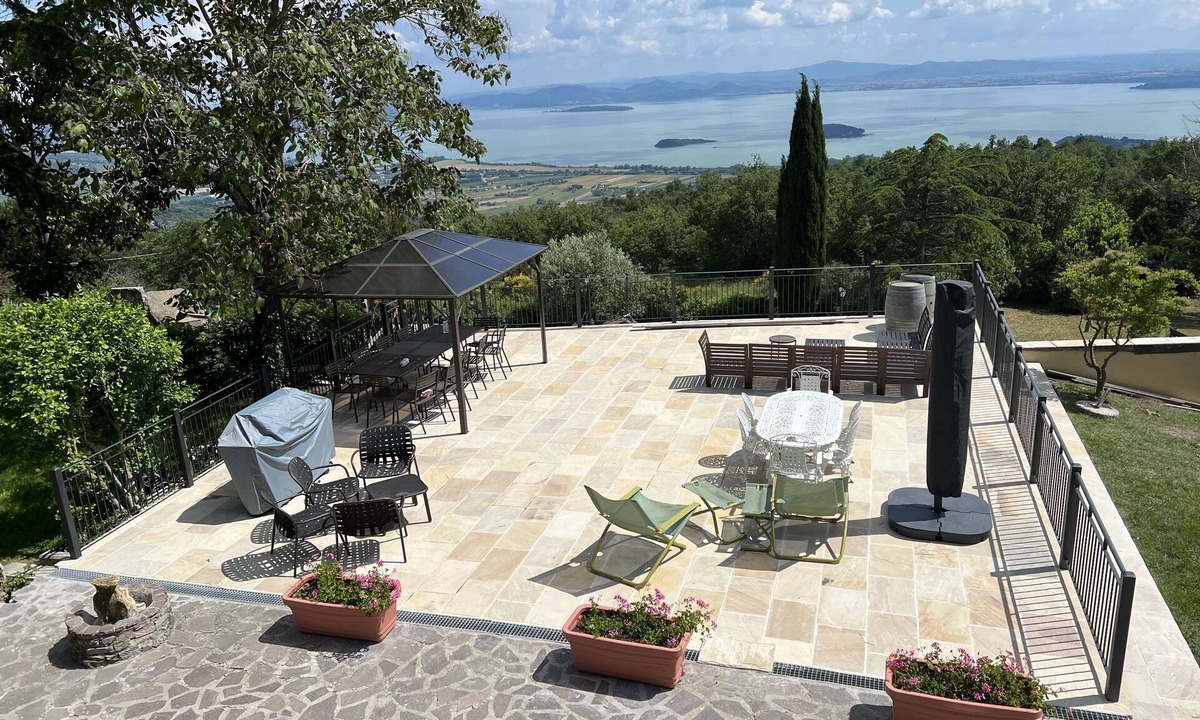 Tuoro sul Trasimeno House | A large farmhouse with views over Umbria/Tuscany with Aircon & streaming WiFi