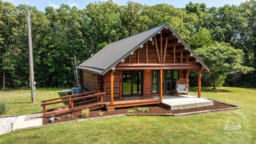 Shelbyville House | A Novel Stay 3 bed 2 bath log cabin in Shelbyville, IL