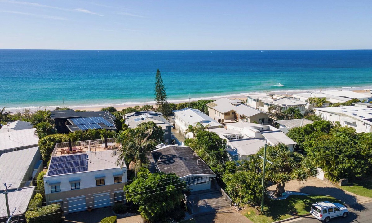 Sunshine Beach House | A Ray of Sunshine Beach Shack - Whole House