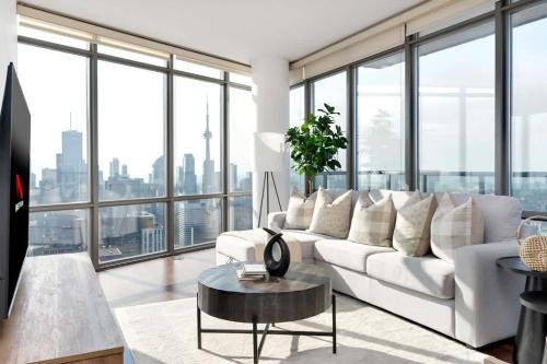 Bay Cloverhill Apartment | Above the City Designer Sub-Penthouse Oasis